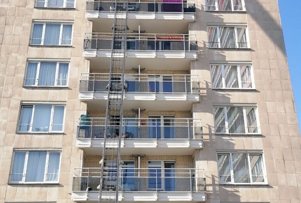 Lift ou portage à bras : comment choisir pour votre déménagement à Bruxelles ?